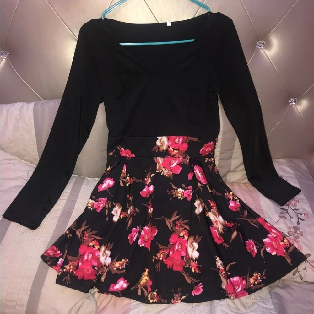 XS Long Sleeve Floral Dress with V-Neck